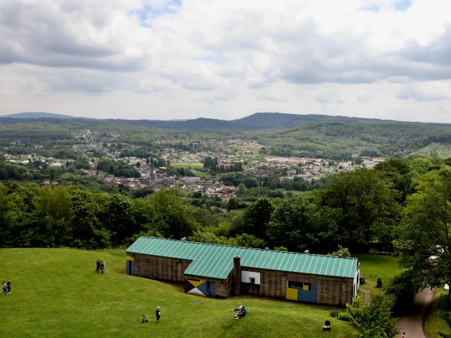 Vue sur l'abri du Pèlerin réalisé par Le Corbusier, à la Colline Notre-Dame du Haut. En arrière-plan on admire la vue sur Ronchamp - Vosges du Sud