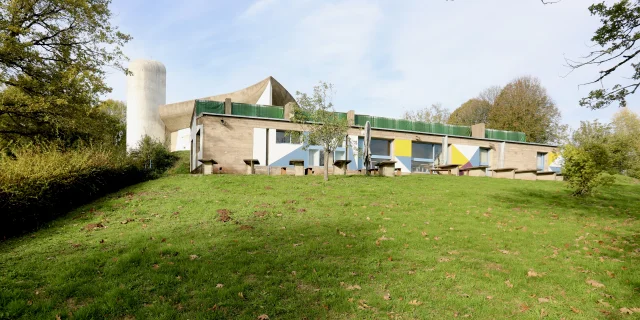 Vue sur l'abri du Pèlerin réalisé par Le Corbusier, à la Colline Notre-Dame du Haut. A l'arrière plan , on aperçoit la Chapelle Notre-Dame du Haut - Vosges du Sud