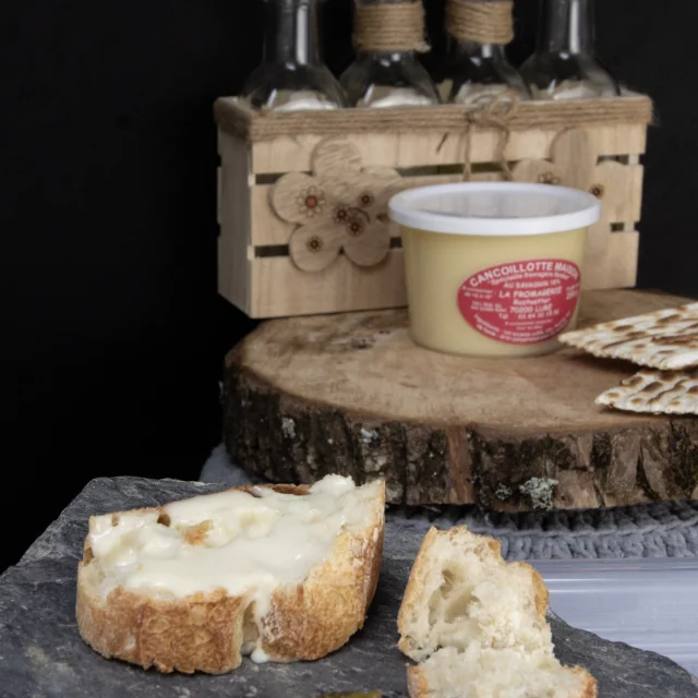 Un pot de cancoillotte joliment mis en scène avec du pain et des cornichons, de la fromagerie Rastaetter de Lure - Vosges du Sud, Huate-Saône