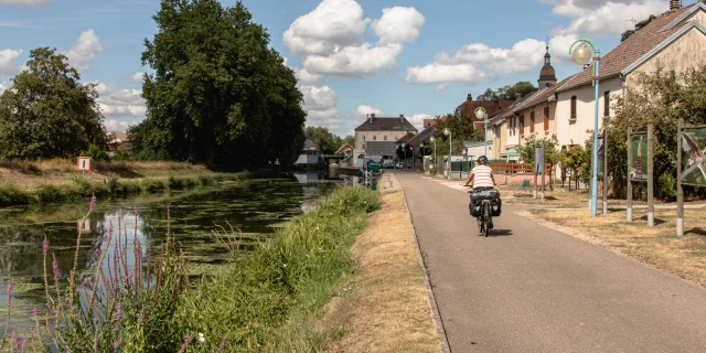 Une cycliste pédale sur La Voie Bleue, le long de la Saône à Port-sur-Saône - Vesoul-Val de Saône