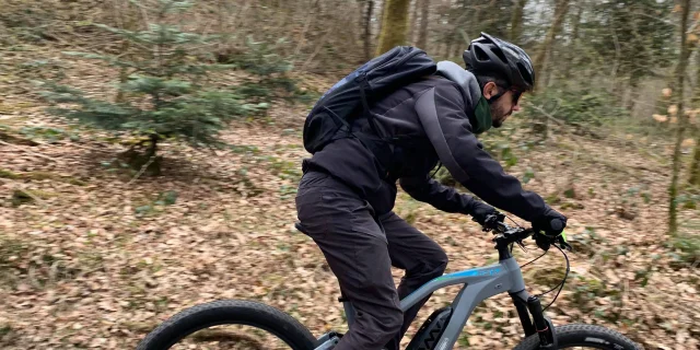 Un VTTiste descend en pleine foret, sur le Plateau des 1000 Etangs - Vosges du Sud