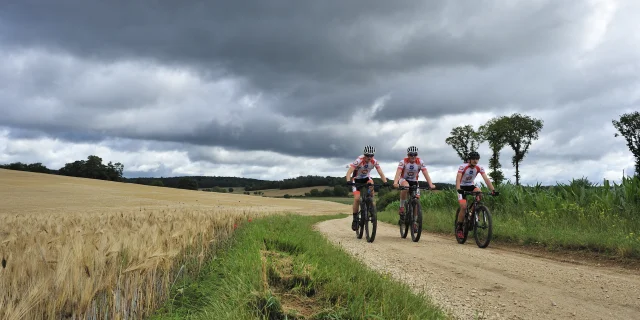 Un groupe de VTTistes arpente les Monts de Gy - Vallée de l'Ognon