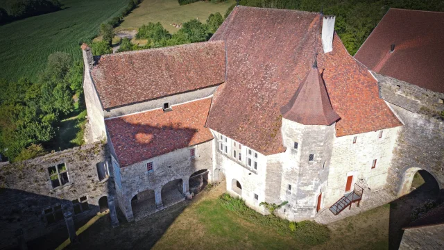 Vue aérienne de la cour intérieure et du château médiéval d'Oricourt - Vallée de l'Ognon