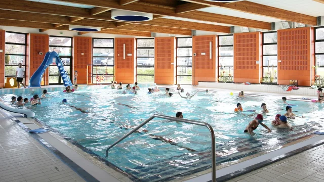 Le public, adultes et enfants, s'amuse dans la piscine Nauti'Lure de la ville de Lure - Vosges du Sud