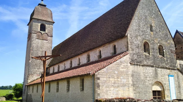 Vue extérieure du Prieuré de Marast - croix réalisée par Robert Schad - Vallée de l'Ognon