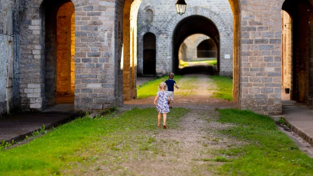 Des enfants jouent dans la cour centrale extérieure du Fort du mont-Vaudois - Ceinture fortifiée - proche d'Héricourt - Vosges du Sud