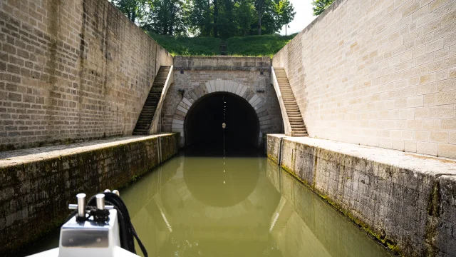 Un bateau est dans le tunnel de Saint-Albin - Vesoul - Val de Saône