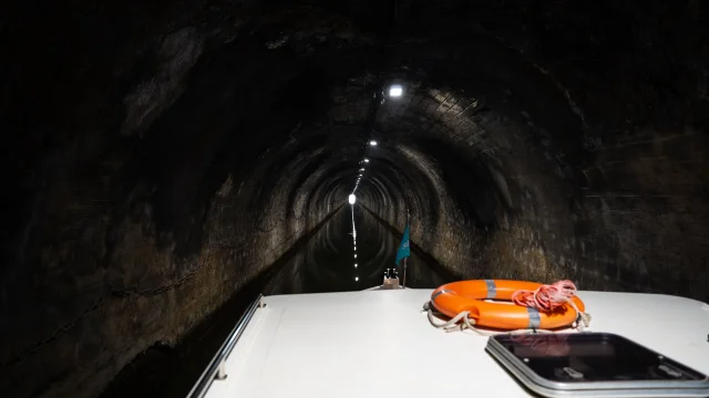 Un bateau est dans le tunnel de Saint-Albin - Vesoul - Val de Saône