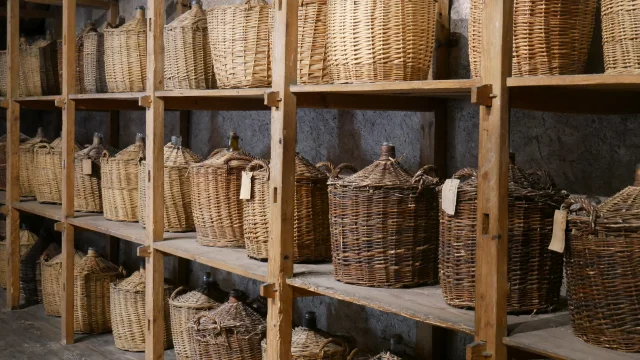 Dames jeannes recouvert d'osier pour faire vieillir le kirsch de Fougerolles - Ecomusée du Pays de la Cerise - Vosges du Sud