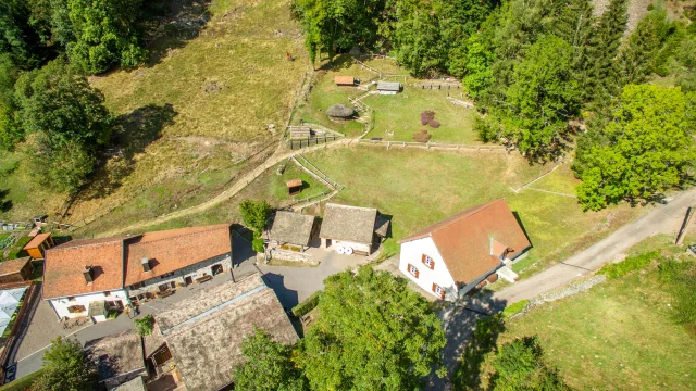 Vue aérienne du musée départemental de la Montagne à Château-Lambert - Région des 1000 Étangs - Vosges du Sud