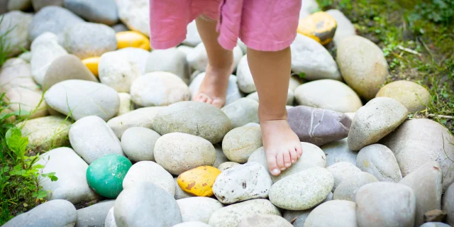 un enfant réalise le parcours pieds-nus du Parc à l'Anglaise La Cude - Vosges du Sud