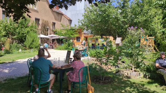 De nombreuses personnes visitent et dégustent les douceurs de Au gré du pré - Vallée de l'Ognon