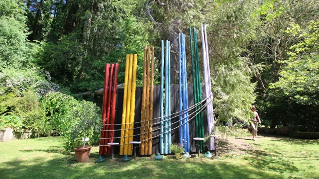 Une œuvre de land art colorée dans le Parc à l'anglaise de la Cude à Mailleroncourt-Charette, labellisé Jardin Remarquable - Vosges du Sud