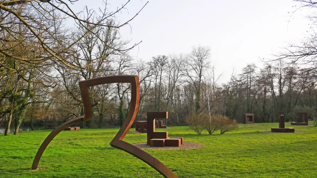 Vue sur une sculpture colorée sur le parcours d'art contemporain Ile Art à Malans - Vallée de l'Ognon, Haute-Saône