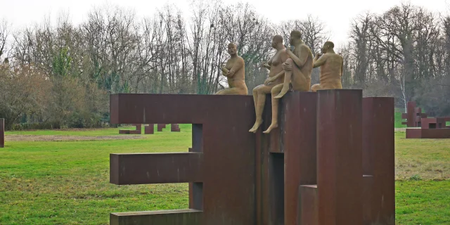 Vue sur une sculpture colorée sur le parcours d'art contemporain Ile Art à Malans - Vallée de l'Ognon, Haute-Saône