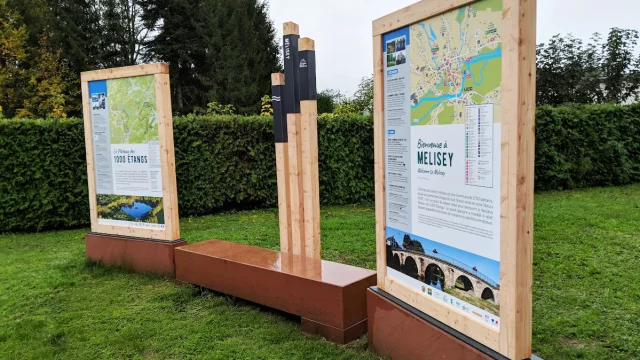 panneaux de l'Echappée des 1000 Etangs, situé juste à côte de l'office de tourisme des 1000 Etangs - Plateau des 1000 Etangs, Vosges du Sud