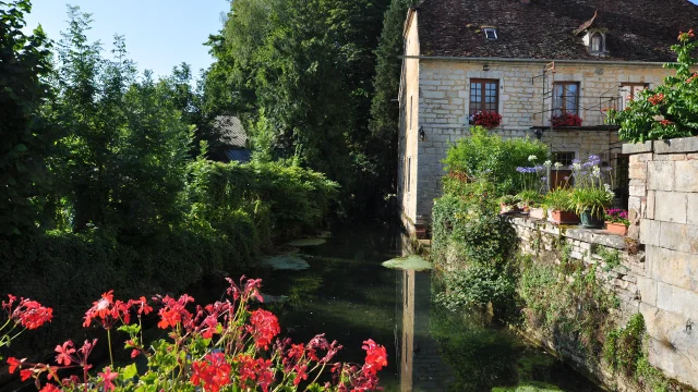 Vue sur la rivière Ognon et la commune de Bucey-lès-Gy - Vallée de l'Ognon