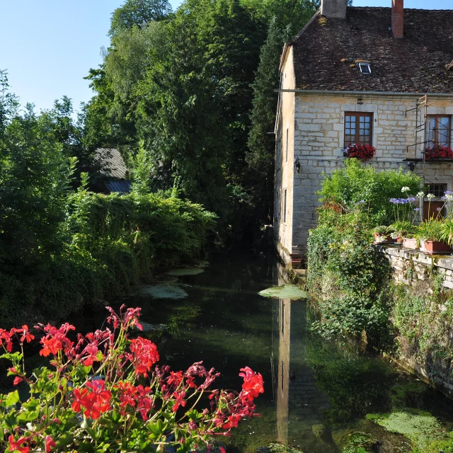 Vue sur la rivière Ognon et la commune de Bucey-lès-Gy - Vallée de l'Ognon