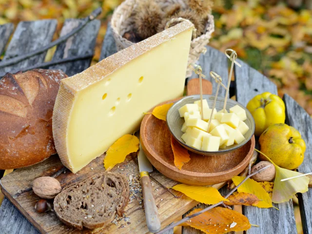 Plateau avec du Gruyère de France et des coings