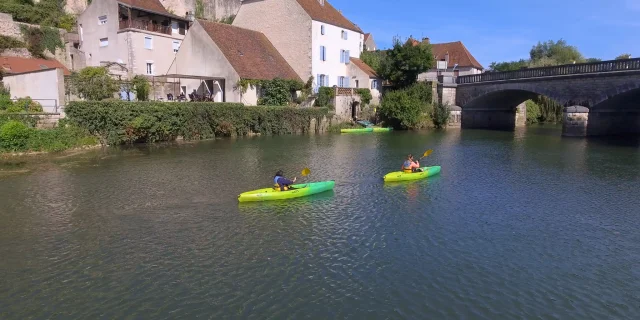 Des personnes naviguent sur l'Ognon en canoë-kayak à Pesmes - Plus beaux Villages de France - Vallée de l'Ognon