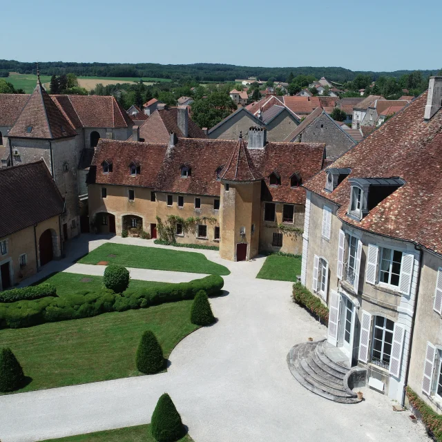 Vue aérienne du château de Pin - Cité de caractère - Vallée de l'Ognon