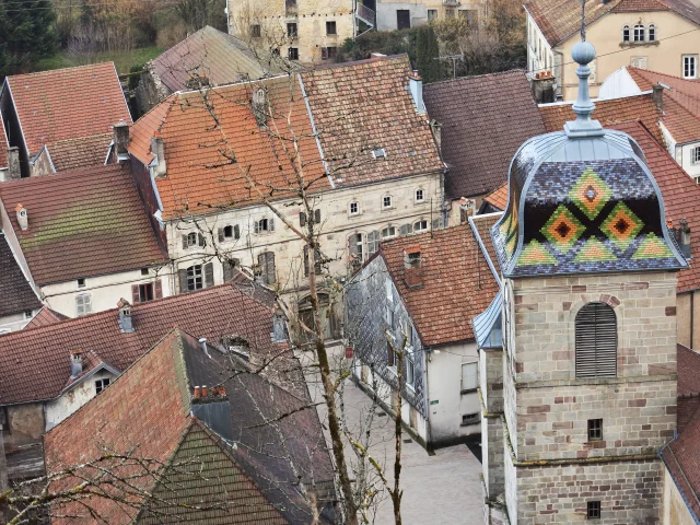 Vue sur la Cité de Caractère de Faucogney-et-la-Mer avec son église surmontée d'un clocher comtois aux tuiles vernissées - Plateau des 1000 Etangs, Vosges du Sud