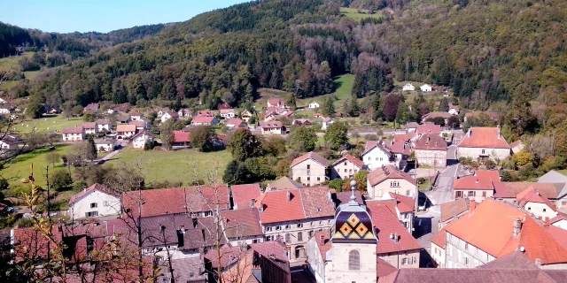 Vue sur la Cité de Caractère de Faucogney-et-la-Mer avec son église surmontée d'un clocher comtois aux tuiles vernissées - Plateau des 1000 Etangs, Vosges du Sud