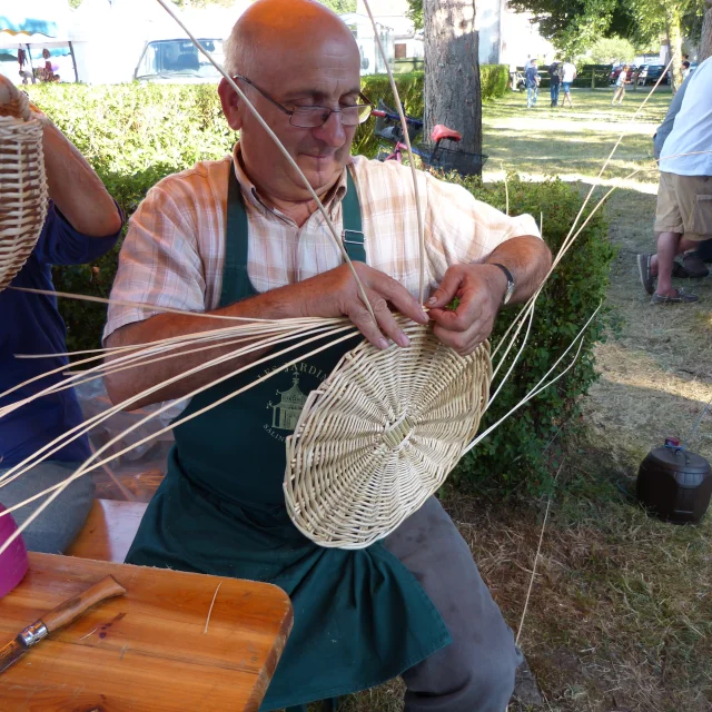 Un vannier tresse de l'osier - Haute-Saône