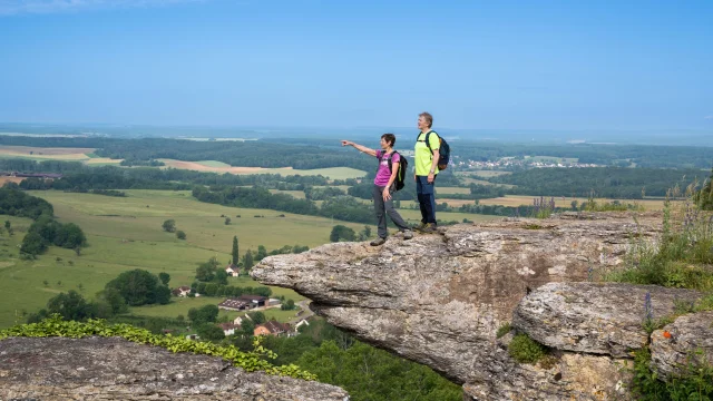 Un couple de randonneurs admire la vue depuis le Camp de César, au-dessus de la Cité de Caractère de Chariez - Vesoul-Val de Saône