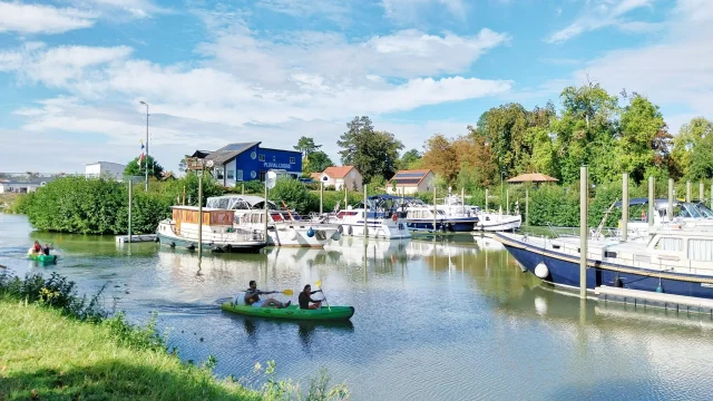 Vue sur la halte fluviale de Corre, au premier plan des gens font du canoë sur la Saône - Vesoul-Val de Saône