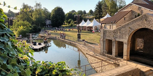 Vue sur la source de la Romaine et les stands des fêtes artisanales de Fondremand - Vallée de l'Ognon