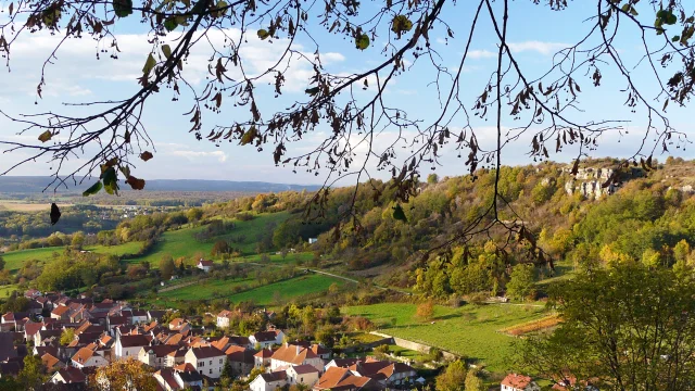 Vue sur la Cité de Caractère de Chariez surplombée par le Camp de César - Vesoul-Val de Saône