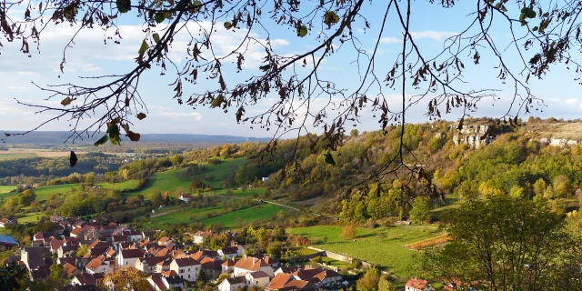 Vue sur la Cité de Caractère de Chariez surplombée par le Camp de César - Vesoul-Val de Saône