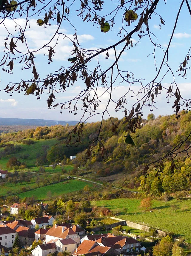 Vue sur la Cité de Caractère de Chariez surplombée par le Camp de César - Vesoul-Val de Saône