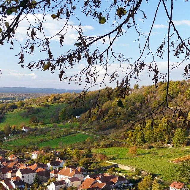 Vue sur la Cité de Caractère de Chariez surplombée par le Camp de César - Vesoul-Val de Saône