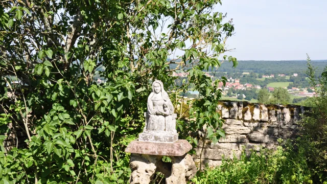 Gros plan sur la statuette de Sainte-Anne et panorama sur la vallée en arrière-plan - Chapelle Sainte-Anne à Vellefaux - Vallée de l'Ognon