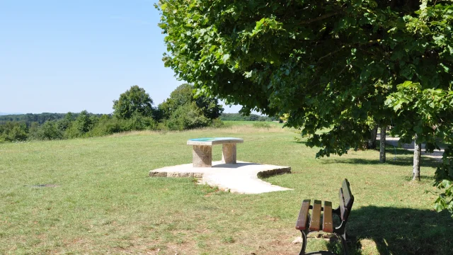 Le panorama nature avec banc et table de lecture à découvrir depuis la Chapelle Sainte-Anne à Vellefaux - Vallée de l'Ognon