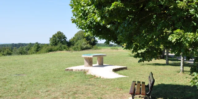 Le panorama nature avec banc et table de lecture à découvrir depuis la Chapelle Sainte-Anne à Vellefaux - Vallée de l'Ognon