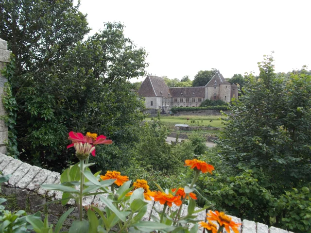 Vue d'ensemble sur le château de la Cité de Caractère de Filain - Vallée de l'Ognon