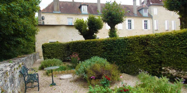 Un jardin joliment arboré devant une maison de maître - Cité de caractère de Montbozon - Vallée de l'Ognon