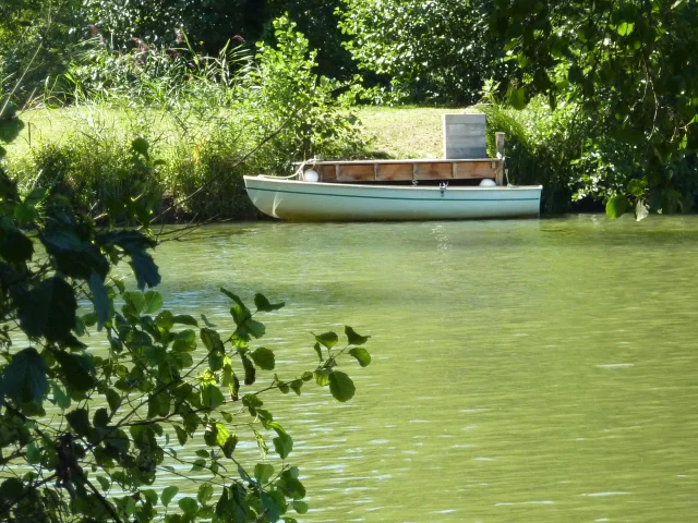 Une barque est amarrée au bord de l'Ognon - Cité de Caractère de Villersexel - Vallée de l'Ognon