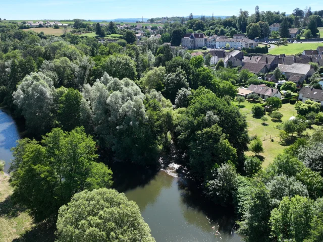 Vue aérienne de la rivière Ognon avec la Cité de Caractère de Villersexel en arrière-plan - Vallée de l'Ognon