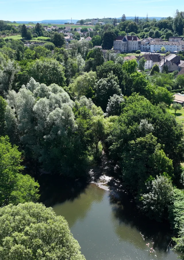 Vue aérienne de la rivière Ognon avec la Cité de Caractère de Villersexel en arrière-plan - Vallée de l'Ognon