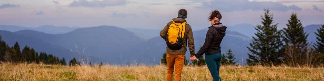 Un couple admire la vue depuis le sommet du Ballon de Servance - Région des 1000 Étangs - Vosges du Sud