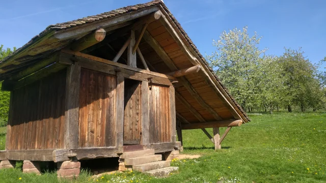 Un chalot (grenier en bois typique de la région) devant l’Écomusée du Pays de la Cerise à Fougerolles-Saint-valbert