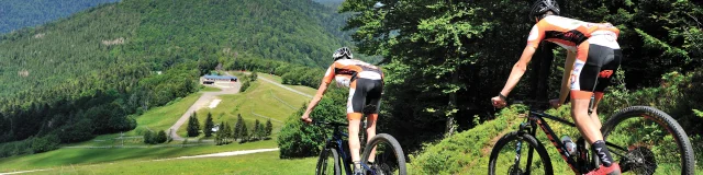 Deux VTTistes descendent La Planche des Belles Filles depuis son sommet - Vosges du Sud