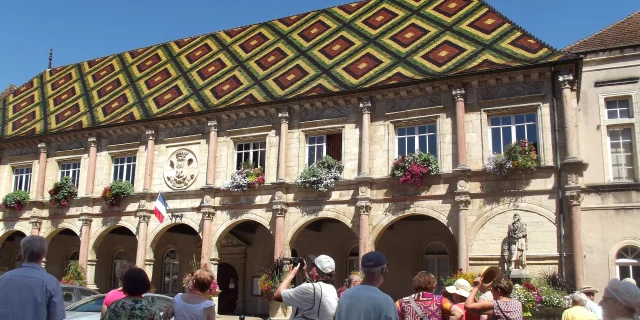 Des visiteurs découvrent l'extérieur de l'Hôtel de Ville de Gray avec son toit de tuiles vernissées rappelant la proximité de la ville avec la Bourgogne - Vesoul-Val-de Saône