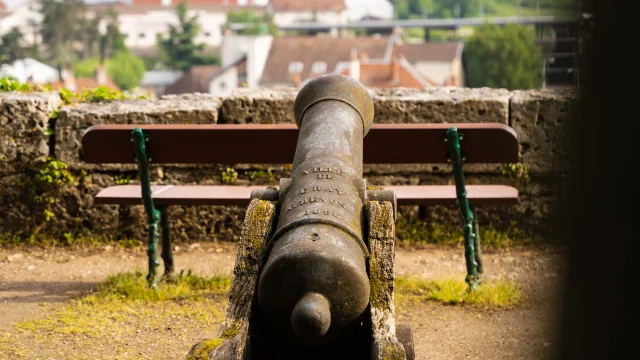 Un des canons d'époque à voir sur la terrasse du Musée Baron Martin, pour profiter d'une vue imprenable sur la ville de Gray - Vesoul-Val-de Saône