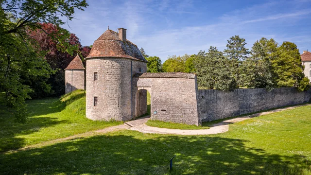 Mur d’enceinte et tour de guet dans le parc du château de Ray-sur-Saône - Vesoul-Val de Saône