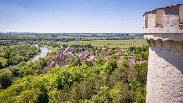 Zoom sur une tour ronde du château de Ray-sur-Saône, avec la Cité de Caractère de Ray-sur-Saône et la Saône en arrière-plan - Vesoul-Val de Saône